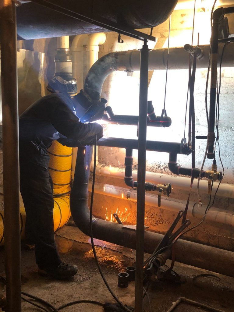 Soudure de tuyauterie sur un chantier